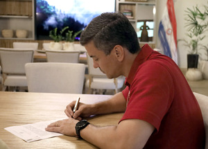 Santiago Peña firma decreto que reajusta 4,4% el salario mínimo - Unicanal