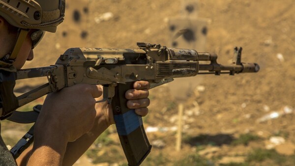 El AK-47, el fusil más disparado de la historia cumple 75 años y aún está vigente