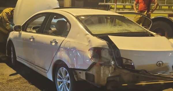 Diario HOY | Auto chocó contra parada de Madame Lynch, dos ocupantes heridos