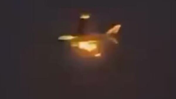 Avión con motor en llamas aterriza de emergencia en Nueva Zelanda