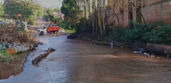 Alumnos de dos escuelas y sus padres se movilizarán exigiendo arreglo de puente que va cayendo, en CDE