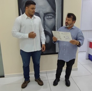 UCP marca pautas al entregar título de médico en tiempo record - Radio Imperio 106.7 FM