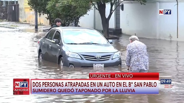 Vehículo quedó varado en profunda "laguna" en barrio San Pablo - Noticias Paraguay