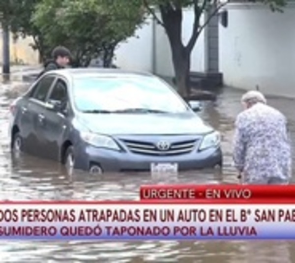 Vehículo quedó varado en profunda "laguna" en barrio San Pablo - Paraguay.com