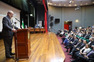 UNE homenajea a Itaipu por su cincuentenario en conferencia dada por el director general - La Clave