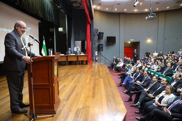 UNE homenajea a Itaipu por su cincuentenario en conferencia dada por el director general - La Clave
