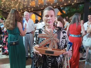 Maris Llorens, un reconocimiento al liderazgo femenino en Paraguay - Revista PLUS