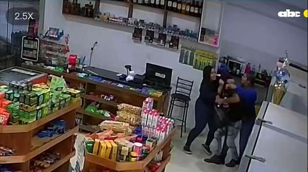 Video: mujeres se enfrentan a un delincuente y evitan robo - Policiales - ABC Color