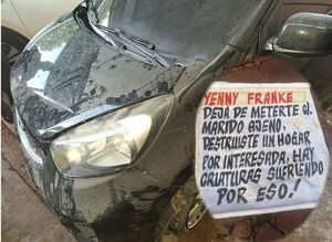 CORNUDA QUEMÓ AUTO DE LA AMANTE DE SU MARIDO