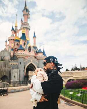 Maluma y Paris en Disneyland: “Llevamos a nuestra princesa a conocer su castillo” - Gente - ABC Color