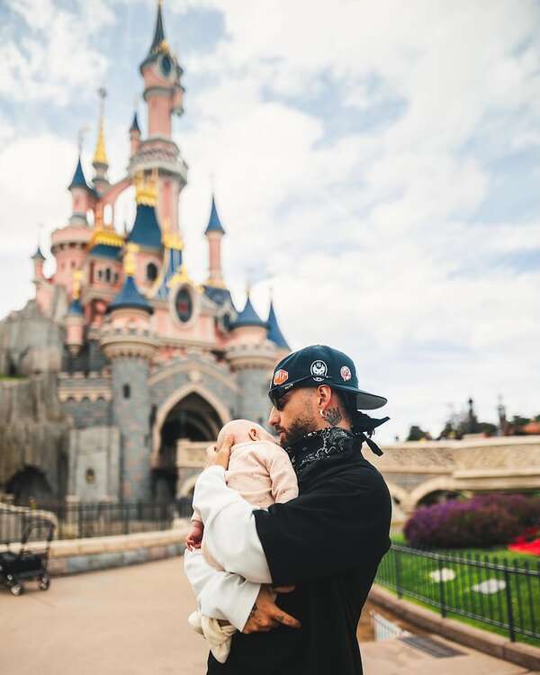 Maluma y Paris en Disneyland: “Llevamos a nuestra princesa a conocer su castillo” - Gente - ABC Color