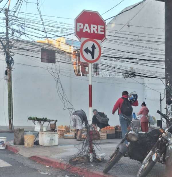 Peligroso cableado en pleno microcentro capitalino - Crónicas Ciudadanas - ABC Color