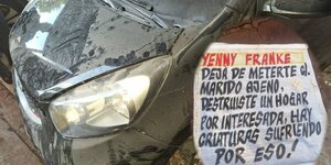 “Dejá de meterte con marido ajeno”: queman vehículo de una mujer y le dejan un ‘mensaje’