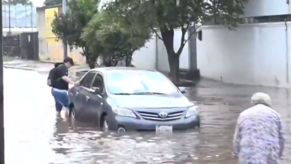 Video: Vehículos quedan varados en calles inundadas del barrio San Pablo
