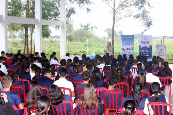 Instruyen a estudiantes de Carayaó sobre temas pedagógicos y legales