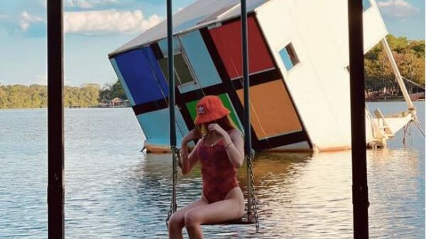 Novedosos hospedajes: en cubo flotante, casa del árbol o colectivo