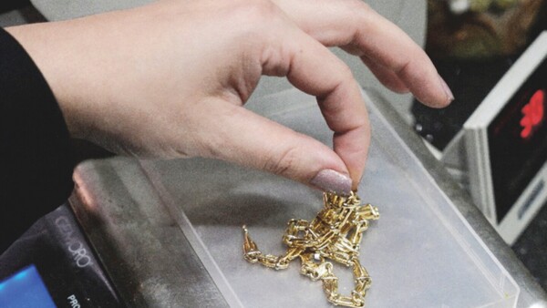 Argentinos empeñan joyas para sobrevivir