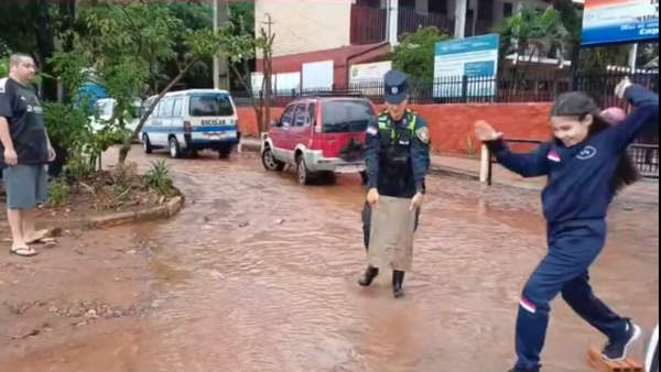 Policía "fabricó" un puente para que los niños pasen el raudal