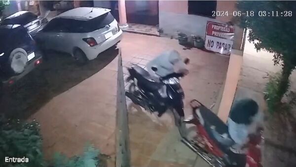 Roban Dos Motocicletas de una Vivienda en Horqueta: