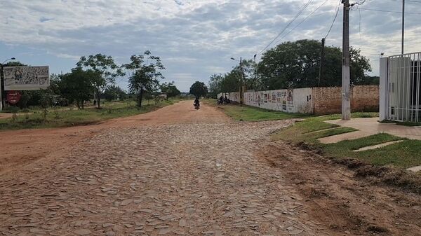 Vecinos de Avda. Pinedo norte reclaman una cuadra más de asfaltado