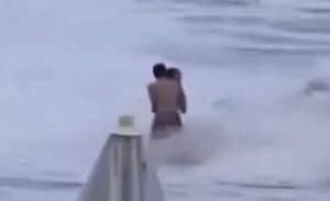 [VIDEO] ¡Terrible! Estaban a los mimos en la playa, las olas arrastraron a la novia