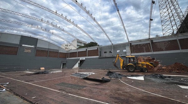 Versus / Obras en Para Uno: Demolición del histórico polideportivo "Osvaldo Domínguez Dibb"