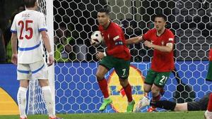 Portugal suda la gota gorda para arrancar ganando