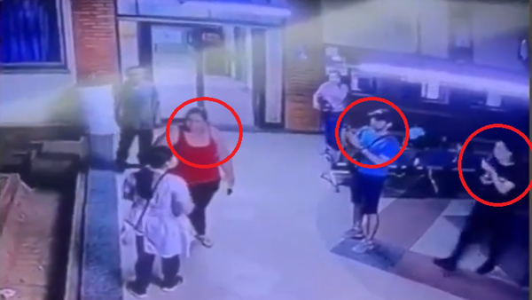 Video: Familiares de paciente agreden a una residente de Clínicas