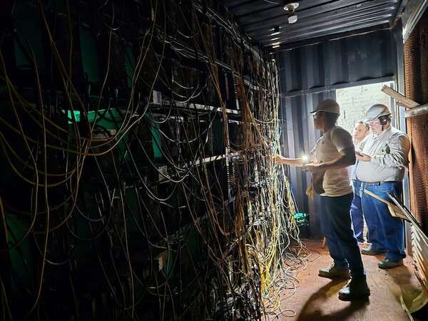 Hernandarias: intervienen granja de criptominería ilegal tras denuncia de la ANDE - ABC en el Este - ABC Color