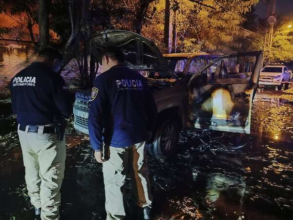 Video: camioneta presuntamente utilizada en asalto a casa de cambios es hallada incendiada - Policiales - ABC Color