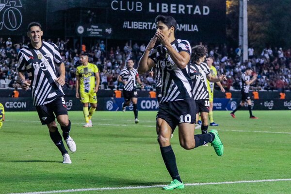 Versus / El campeón Libertad renueva los contratos de dos figuras