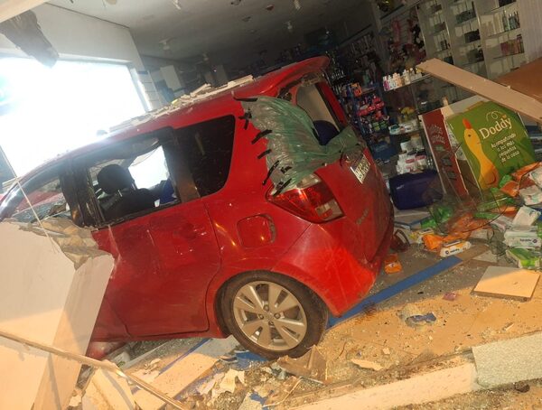 Tres detenidos con bidones de combustible de supuesto contrabando en Ypané · Radio Monumental 1080 AM