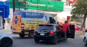 SEÑOR COBARDE BAJA Y AGREDE A UNA MUJER EN PLENO TRÁFICO