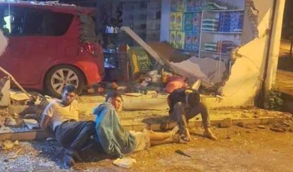Huían de la policía y terminaron chocando contra una farmacia - Noticiero Paraguay
