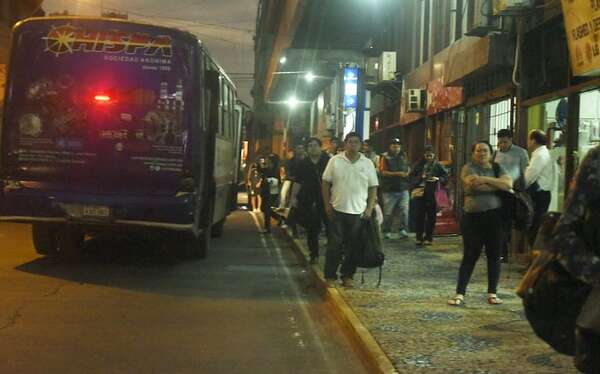 Pasajeros sufren reguladas mientras Transporte analiza cálculo de mantenimiento de buses - Economía - ABC Color