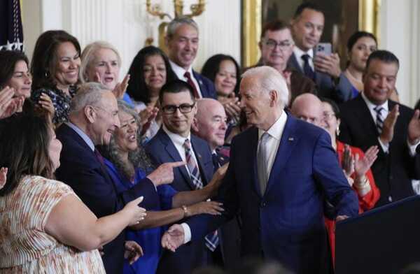 Medio millón de migrantes podrían naturalizarse estadounidenses, según nuevo plan de Biden - San Lorenzo Hoy