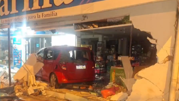 Persecución policial termina en choque contra farmacia y tres detenidos en Ñemby