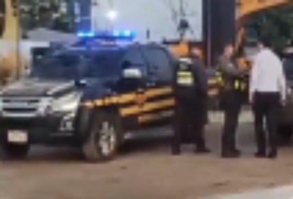(VIDEO)Agente de la Caminera escupió a un conductor