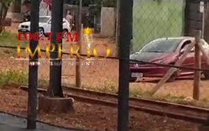 Alzan a la fuerza a un hombre en un automóvil