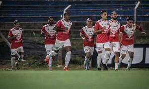 Insólito: iba a jugar de titular, pero se retrasó por pinchar y lo mandaron al banco de suplentes