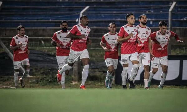 Insólito: iba a jugar de titular, pero se retrasó por pinchar y lo mandaron al banco de suplentes