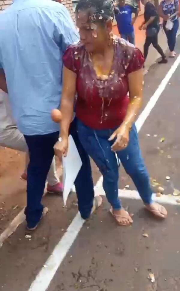 Video: concejala fue recibida a huevazos al intentar ingresar a la comuna de Arroyito - Nacionales - ABC Color
