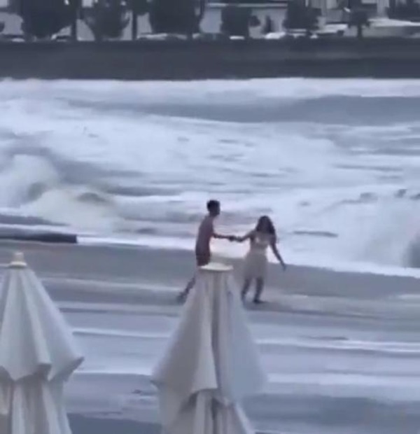 Aterrador video: paseo en la playa se convirtió en tragedia para una pareja - Unicanal