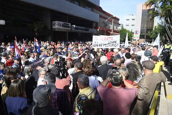 IPS: jubilados y asegurados se manifiestan frente a la caja central - Economía - ABC Color