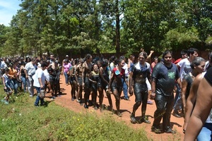Aumenta la Tensión en Arroyito: Concejal Atacada con Huevos y Manifestantes encadenados