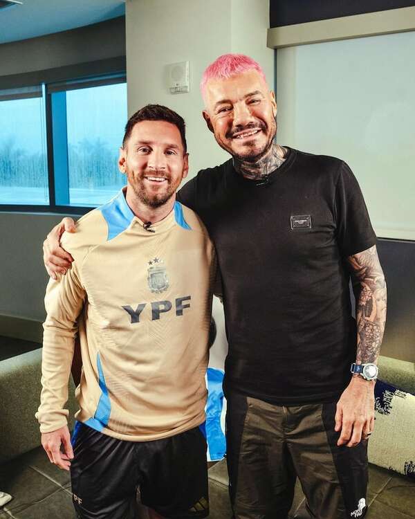 Video: ¡Mirá la reacción de Messi al ver su rostro tatuado en la pierna de Tinelli! - Gente - ABC Color