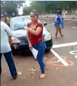 (VIDEO) Concejal fue atacada a huevazos