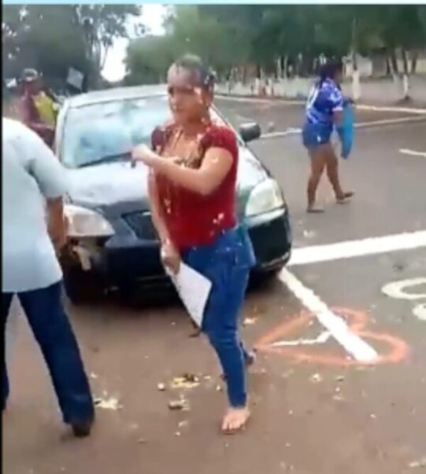 (VIDEO) Concejal fue atacada a huevazos