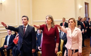 Santiago Peña toma juramento a nuevos embajadores - ADN Digital