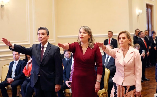 Santiago Peña toma juramento a nuevos embajadores - ADN Digital